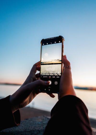 模型网 App 首页界面在手机屏幕上展示，浅青色顶栏下排列着分类入口与推荐模型缩略图，整体清爽明亮